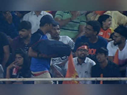 IPL 2019: Pizza delivery guy halts play between SRH and RR in Hyderabad | IPL 2019 : 'पिझ्झा बॉय'ने थांबवला हैदराबाद-राजस्थान सामना, पाहा कसा!