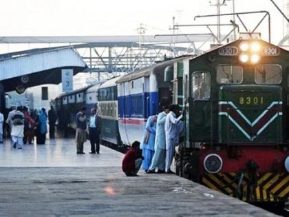 Pak not only sends driver, 'Samjhauta Express' arrives in India with 117 passengers | Video : पाकच्या ड्रायव्हरविना 117 प्रवाशांसह भारतात पोहोचली 'समझोता एक्सप्रेस'