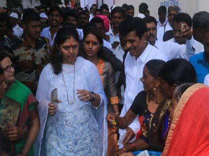 Pankaja Munde followed the word, eventually establishing the usstod Labor Corporation | पंकजा मुंडेंनी शब्द पाळला, अखेर ऊसतोड कामगार महामंडळाची स्थापना