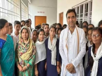 'OMG 2' actor Pankaj Tripathi inaugurates school library in his village in memory of his late father | पंकज त्रिपाठी यांनी वडिलांच्या स्मृती अशा ठेवल्या जिवंत; गावात उभारलं ग्रंथालय