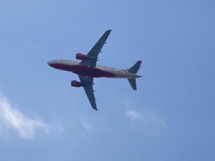 In Chhatrapati Sambhajinagar Airport 3 planes ready for landing at the same time; A plane has gone off again while landing, leaving passengers in confusion | एकाच वेळी ३ विमाने लॅंडींगसाठी सज्ज; एक विमान लँड करताना पुन्हा गेले हवेत, प्रवाशी गोंधळात