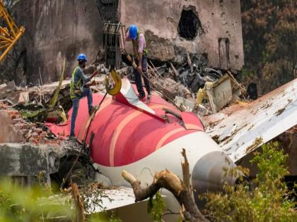 Air India crash mother became a shield saved 8 month old Dhyansh despite being burnt | विमान कोसळून लागलेल्या आगीत बाळासाठी ढाल बनली आई; उपचारासाठी स्वतःची त्वचाही मुलाला दिली