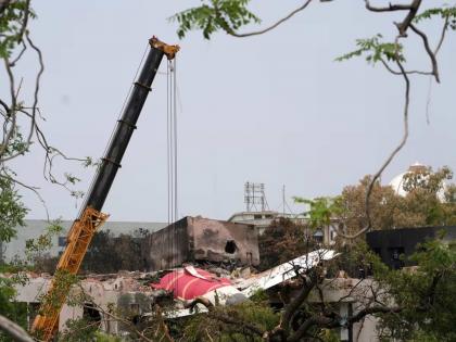 helper gave information about the situation in Ahmedabad after the Air India Plane Crash | "आम्ही बॅग आणि साड्यांमध्ये लोकांचे अवयव ठेवले"; अपघातानंतर मदत करणाऱ्याने सांगितली आपबिती helper gave information about the situation in Ahmedabad after the Air India Plane Crash | "आम्ही बॅग आणि साड्यांमध्ये लोकांचे अवयव ठेवले"; अपघातानंतर मदत करणाऱ्याने सांगितली आपबिती