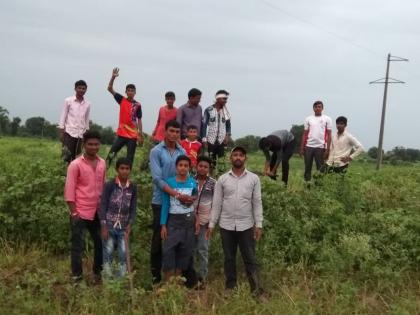 Planting of trees road side in washim district | युवकांकडून रस्त्याच्या दूतर्फा दीडशे वृक्षांची लागवड 