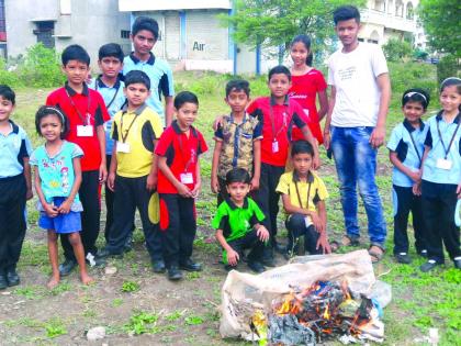 Holi of plastic waste by children in washim | चिमुकल्यांनी केली प्लास्टिक कचऱ्यांची होळी