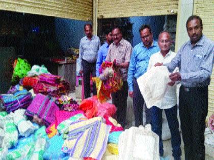 Nandedat four quintal plastic seized | नांदेडात चार क्विंटल प्लास्टिक जप्त