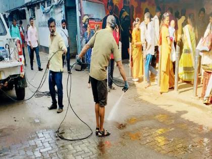 hawkers who took the initiative for cleanliness drive in Dadar are of plaza cinema will be clean | दादरमध्ये स्वच्छता मोहिमेसाठी फेरीवाल्यांनीच घेतला पुढाकार; प्लाझा परिसर ‘चकाचक’