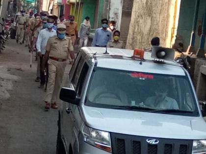 Mangrulpeer police patrolling the city | मंगरुळपीर पोलिसांचे शहरातून पथसंचलन