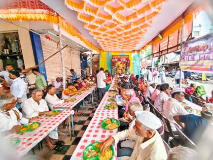 Asha Parekh Tradition of service, rest of faith, Warkari Bharawale at palanquin stop in Pune | सेवेची परंपरा, श्रद्धेचा विसावा, पुण्यातील पालखी मुक्कामी वारकरी भारावले Asha Parekh Tradition of service, rest of faith, Warkari Bharawale at palanquin stop in Pune | सेवेची परंपरा, श्रद्धेचा विसावा, पुण्यातील पालखी मुक्कामी वारकरी भारावले
