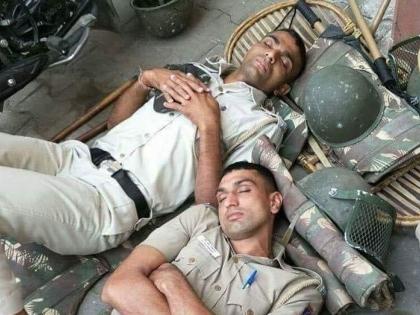 Corona Warriors ... Do you really need 8 hours of mattress to get a good night's sleep? MMG police slept on road | कोरोना वॉरियर्स... शांत झोप लागण्यासाठी चांगली गादी अन् ८ तास खरंच गरजेचं असतात का?