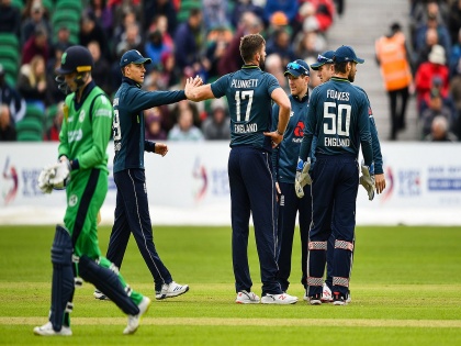 England vs Pakistan 2nd ODI; Did Liam Plunkett just scratch the ball with his finger nails?  | Breaking : पुन्हा एकदा बॉल टॅम्परिंग, इंग्लंडच्या गोलंदाजावर येऊ शकते बंदी?