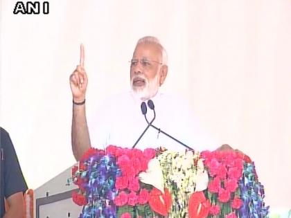 Live: Addressing Prime Minister Narendra Modi farmers in Varanasi | आपण केलेली घाण दुस-यानं स्वच्छ करायची, ही मानसिकता नाही चालणार - पंतप्रधान नरेंद्र मोदी