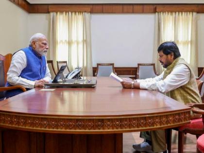have you stopped writing poems pm narendra modi asked to ramdas athawale and wish was immediately fulfilled | “कविता करना बंद किया क्या?”; PM मोदींनी केली आठवलेंना विचारणा, तत्काळ पूर्ण केली इच्छा have you stopped writing poems pm narendra modi asked to ramdas athawale and wish was immediately fulfilled | “कविता करना बंद किया क्या?”; PM मोदींनी केली आठवलेंना विचारणा, तत्काळ पूर्ण केली इच्छा