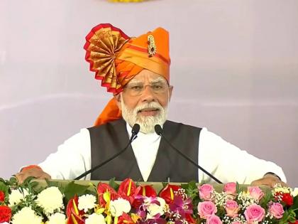 garments of solapur went abroad i always get jackets here said pm modi in solapur | सोलापूरचे गारमेंटस्‌ विदेशात गेले; इथले जॅकेटस्‌ मला नेहमी मिळतात!: PM मोदी