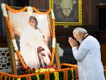 congress ramesh chennithala criticized bjp and pm modi on occasion mahatma gandhi jayanti | “मोदी सातत्याने महात्मा गांधींचे नाव घेतात, पण अहिंसेचे पालन करत नाहीत”; काँग्रेसची टीका