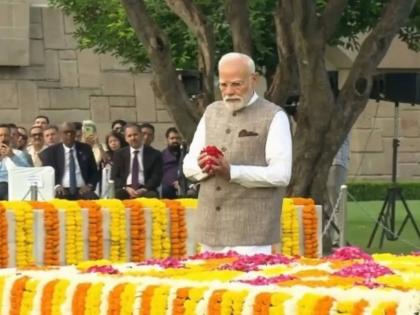 Changed the course of human history, PM Modi pays tribute to Mahatma Gandhi at Rajghat | 'मानवी इतिहासाचा मार्ग बदलला', पंतप्रधान मोदींनी राजघाटावर महात्मा गांधींना श्रद्धांजली वाहिली
