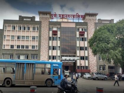 "Abolish the condition of three years of experience", protest of candidates in front of Pune Municipal Corporation | "तीन वर्षांच्या अनुभवाची अट रद्द करा", पुणे महापालिकेसमोर उमेदवारांचे आंदोलन