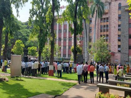 Protest against the incident of running over the Commissioner Municipal officials and employees stage a strike | आयुक्तांच्या अंगावर धावून गेल्याच्या घटनेचा निषेध; महापालिका अधिकाऱ्यांसह कर्मचाऱ्यांचे आंदोलन? Protest against the incident of running over the Commissioner Municipal officials and employees stage a strike | आयुक्तांच्या अंगावर धावून गेल्याच्या घटनेचा निषेध; महापालिका अधिकाऱ्यांसह कर्मचाऱ्यांचे आंदोलन?