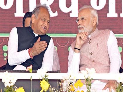 Narendra Modi and Ashik Gahlot: 'Special thanks to CM Ashok Gehlot, in political crisis you came', PM Modi took a pinch | 'मुख्यमंत्री अशोक गेहलोत यांचे विशेष आभार, अशा राजकीय संकटात...', PM मोदींनी काढला चिमटा