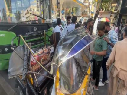 कर्वे रोडवर पीएमपी बसची रिक्षाला धडक; भीषण अपघातात रिक्षाचा चुराडा, ३ जण गंभीर जखमी