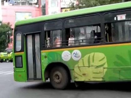 A PMP bus hit a signal by a drunk driver in Pune | पुण्यात दारुच्या नशेत चालकाने पीएमपी बस धडकविली सिग्नलला