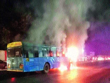 The PMP bus read the life of the passengers due to fire, driver | पीएमपी बसला आग, चालकामुळे प्रवाशांचे प्राण वाचले