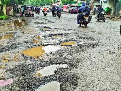 Are you on the moon or on the moon? Separation symmetry of the road | चंद्रावर आहात की शिवण्यात ? रस्त्याचे अर्धवट सिमेंटीकरण 