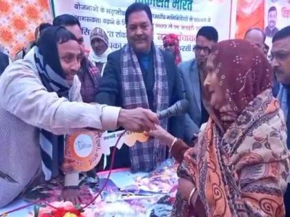 'Yes, 30 thousand rupees taken...'; beneficiary women of PM Awas Yojana said on the mic | 'होय, ३० हजार रुपये घेतले...'; PM आवास योजनेची लाभार्थी माहिला माईकवर म्हणाली अन्...