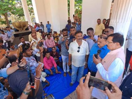 shripad naik met the agitating kadamba employees in goa | आंदोलनकर्ता कदंब कर्मचाऱ्यांची घेतली श्रीपाद नाईकांनी भेट 