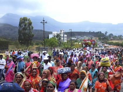 The path of Pandharvi walking on foot - the ocean of devotion, devotional jagar ... | पाऊले चालती पंढरीची वाट - श्रद्धेचा सागर, भक्तीचा जागर...