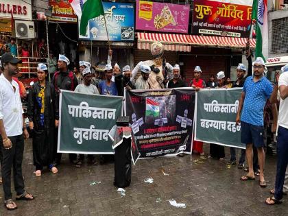 Protesting the attack on jawans, 'AAP' burnt a Pakistani flag | जवानांवरील हल्ल्याचा निषेध करीत 'आप'ने केले पाकच्या बडग्याचे दहन