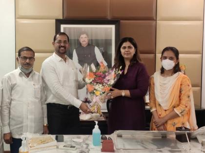 The son of a sugarcane worker became the Deputy Mayor keshav gholave, appreciated by Pankaja Munde | ऊसतोड कामगाराचा मुलगा उपमहापौर झाला, पंकजा मुंडेंनी फोटो शेअर केला