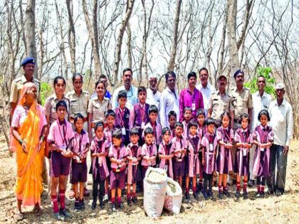 Water supply to the birds from the students | विद्यार्थ्यांकडून पक्ष्यांसाठी पाणी, धान्यांची सोय