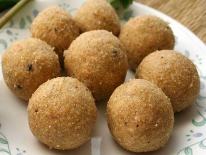 Make healthy and tasty pohe ladoos with this recipe | झटपट तयार होणारे पौष्टिक आणि टेस्टी पोह्यांचे लाडू; जाणून घ्या रेसिपी