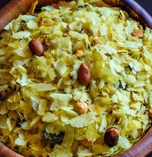 पावसाळ्यात पोह्यांचा चिवडा सादळू नये म्हणून ५ टिप्स, करा पातळ पोह्यांचा कुरकुरीत चिवडा