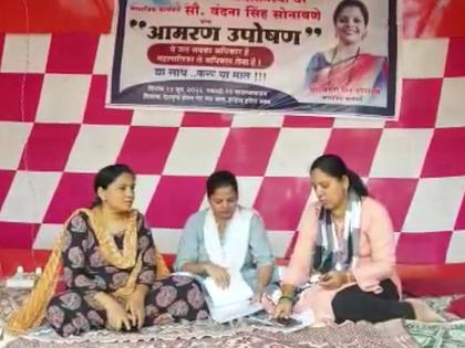 Dombivali women's hunger strike for water, municipal administration MIDC's boat to each other |  डोंबिवलीत महिलांचे पाण्यासाठी आमरण उपोषण, पालिका प्रशासन एमआयडीसीचे एकमेकांकडे बोट