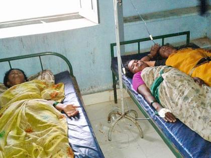 Due to pesticide poisoning of nine women's farm workers | कीटकनाशकामुळे नऊ महिला शेतमजुरांना विषबाधा Due to pesticide poisoning of nine women's farm workers | कीटकनाशकामुळे नऊ महिला शेतमजुरांना विषबाधा