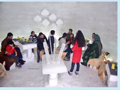 Indias first igloo cafe opens in kashmir see in pictures how people are enjoying | भारीच! काश्मीरमध्ये उघडलं भारतातलं पहिलं Igloo Cafe; पर्यटक करताहेत भन्नाट इन्जॉय, पाहा फोटो