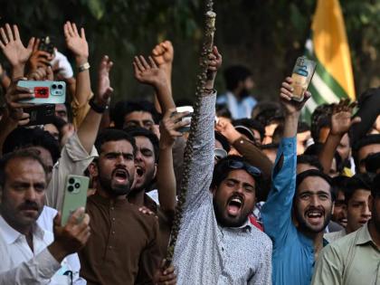 Protests in 'PoK' turn violent, Pakistani security forces open fire; 12 civilians killed | 'पीओके'मध्ये निदर्शने हिंसक झाली, पाकिस्तानी सुरक्षा दलांनी गोळीबार केला; १२ नागरिकांचा मृत्यू