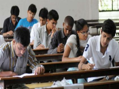 'April Fools' by University Examination Department; Meeting arrangement for more students than the capacity at the center | विद्यापीठाच्या परीक्षा विभागाकडून ‘एप्रिल फूल’; केंद्रावर क्षमतेपेक्षा केली अधिक विद्यार्थ्यांची बैठक व्यवस्था