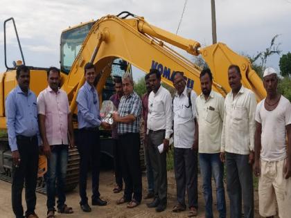 Activists celebrated the third birthday of Poklen machine which works for water conservation in hundreds of hectares | अग्रणीचे पुनरुज्जीवन करणाऱ्या 'पोकलेन मशिन'चा वाढदिवस, दुष्काळ हटवून हिरवाईसाठी हातभार