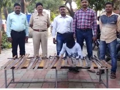 Gathering 37 sharp weapons from the city of Mahurews, Washim city police action, crime against one | माहुरवेस परिसरातून ३७ धारदार शस्त्रे हस्तगत, वाशिम शहर पोलीसांची कारवाई, एकावर गुन्हा 