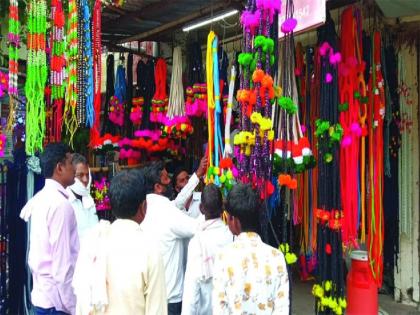 due to heavy rainfall decorative materials for bulocks become expensive by 20 percent amid pola festival | स्वत:च्या अंगावर फाटकी बनियन, पण उसनवारी करून ‘सर्जा-राजा’चा साज श्रृंगार