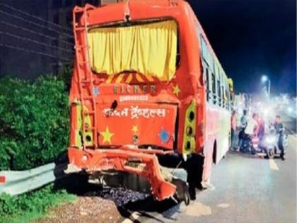 Trailer hits luxury bus 1 killed 11 injured in accident | लग्झरी बसला ट्रेलरची धडक; १ ठार, ११ जखमी; मुंबई-गोवा महामार्गावरील घटना