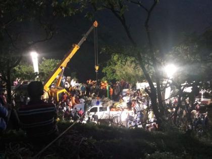 Fierce accidents in Satara, just 200 feet in the valley collapsed | Satara Bus Accident: पोलादपूरच्या आंबेनळी घाटातल्या खोल दरीतून आतापर्यंत 14 मृतदेह काढले बाहेर, अंधार पडल्यानं बचावकार्य थांबवलं