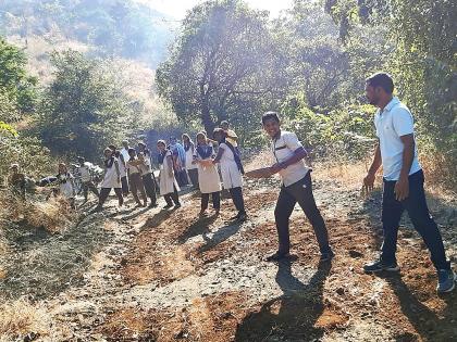 In Poladpur, students, teachers filled the pits | पोलादपूरमध्ये विद्यार्थी, शिक्षकांनी बुजवले खड्डे