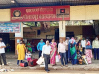 Poladpur bus stand in the pit of problems; Travelers suffer | पोलादपूर बसस्थानक समस्यांच्या गर्तेत; प्रवासी त्रस्त