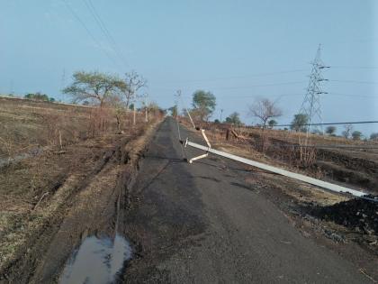 Storms and winds in Washim district electric poles collapsed! | वाशिम जिल्ह्यात वादळ- वाऱ्यामुळे विद्युत खांब उन्मळून पडले !