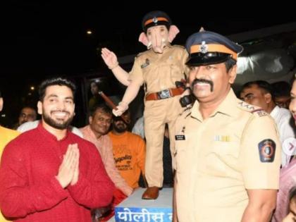 shiv thakare unveils police bappa ganesh murti at mumbai chowpaty tribute to police officers | पोलिस बाप्पा! शिव ठाकरेने केलं खाकी वेशातील गणरायाचं स्वागत; Video व्हायरल