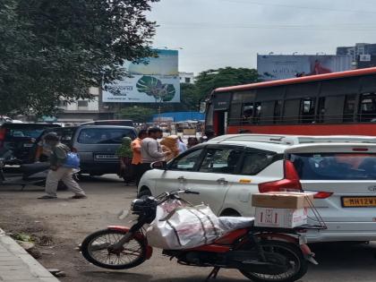 pune news the traffic jam on Nagar Road is not resolved due to police inaction; Traffic police do not want responsibility | Pune traffic : पोलिसांच्या निष्क्रियतेमुळेच नगर रोडची कोंडी सुटेना;वाहतूक पोलिसांना नकोय जबाबदारी